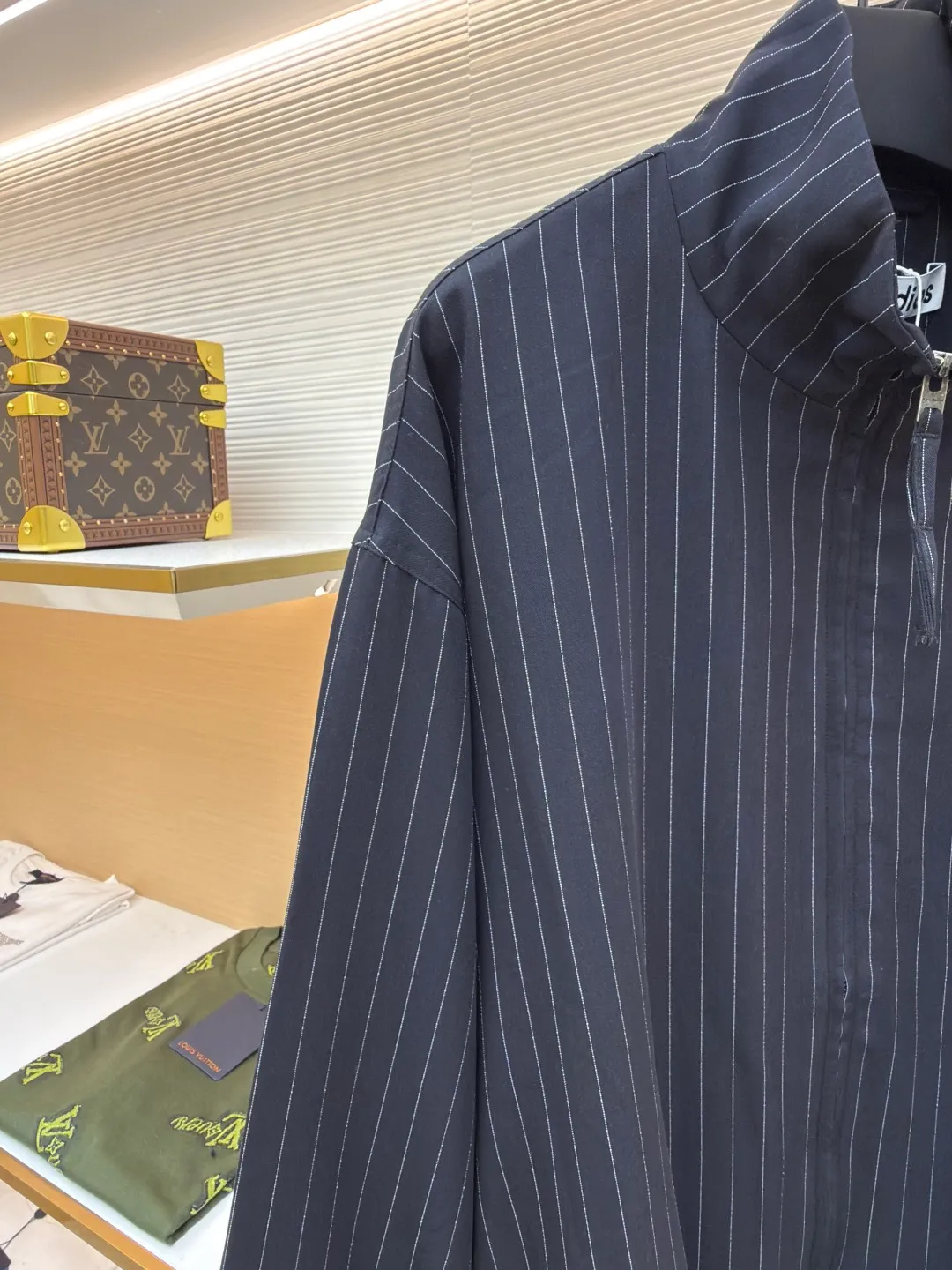 Acne Studios bow striped jacket ●Original version: Purchased and developed for 8000 ●Item number: 1680791-B45 ●Material: fine rhyme striped luxurious fabric fabric ●Technology: embroidery production ●Version: fitted version ●Weight: about 685 grams ●Size: 44-46-48-50 ●Description: Customized fine rhyme striped luxurious fabric and Acne Studios rayon jacquard lining, smooth and delicate, comfortable and close to the skin As smooth as silk, with navy blue as the main color, elegant reflection of retro atmosphere, the pinstripe design is a perfect tribute to retro sports. They are arranged in an orderly manner along the outline of the jacket, and the seasonal bow embroidery on the chest injects soul into the jacket. The delicate stitching makes the bow seem to flutter at any time. The design of the zipper is simple and elegant. Elegant behavior is calm and leisurely. It perfectly interprets the fashionable sweet and cool style, using imported machine embroidery technology. Using advanced computer control systems and precision mechanical components to achieve Acne Studios' seasonal bow tie embroidery work has high precision and smooth and delicate lines. The infrared positioning cutting machine uses infrared transmitters and infrared receivers to achieve precise positioning of materials. The accuracy can reach the micron level to meet the effect of high-precision cutting of plaid alignment. The fabrics have been sand-washed and have a better hand feel and texture. They are not easy to deform, shrink or fade, and maintain long-term beauty. The overall wiring is straight and delicate, the fabric is comfortable and soft, and the color is consistent without color difference. It can be matched with the same style to create a fashionable look and control various occasions. Customized accessories, complete with three standards, same style for men and women!